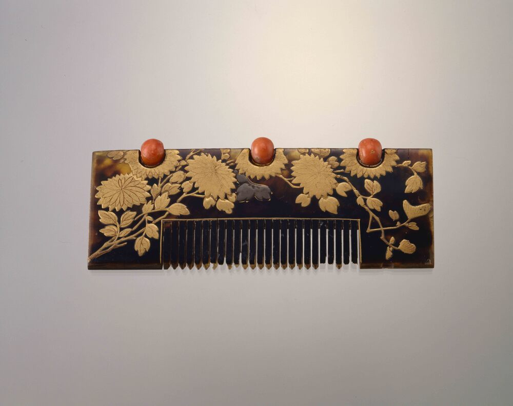 作品画像:鼈甲台珊瑚飾菊蒔絵櫛