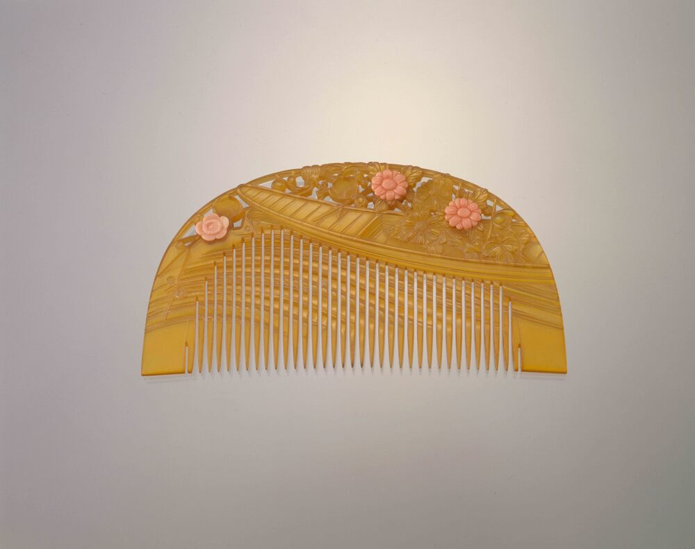 作品画像:鼈甲台珊瑚飾菊流水船彫櫛