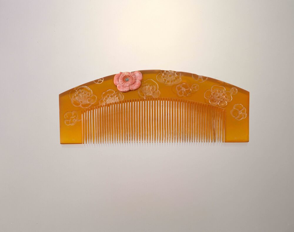 作品画像:鼈甲台珊瑚飾菊彫櫛
