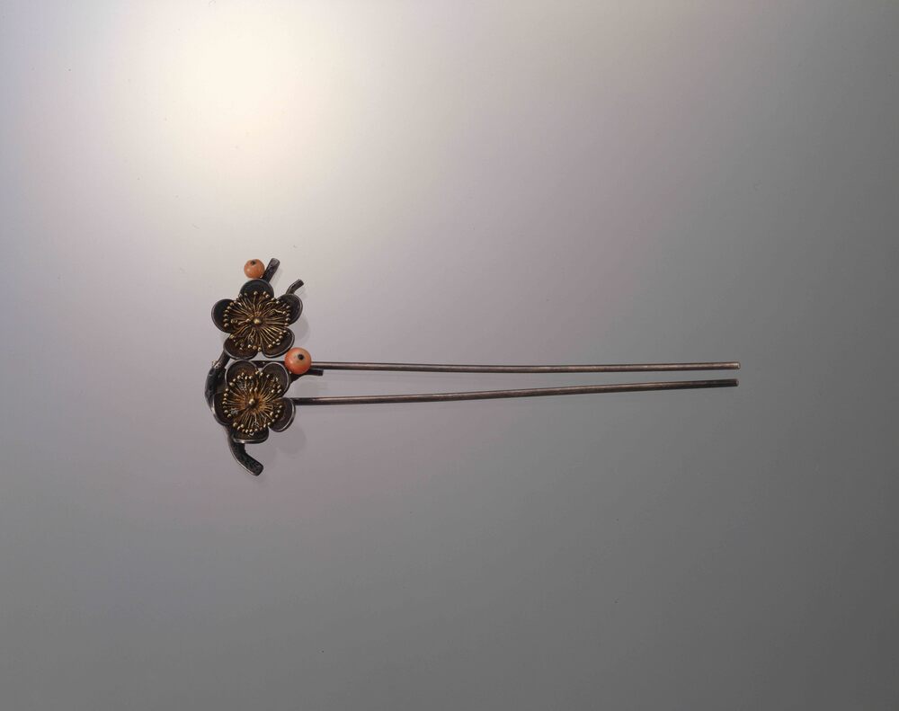 作品画像:銀珊瑚飾梅花形簪