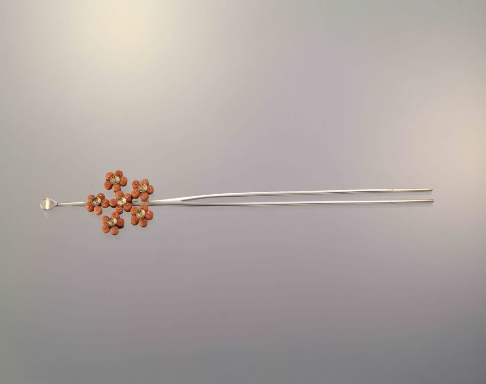 作品画像:銀鍍金梅花珊瑚飾平打簪