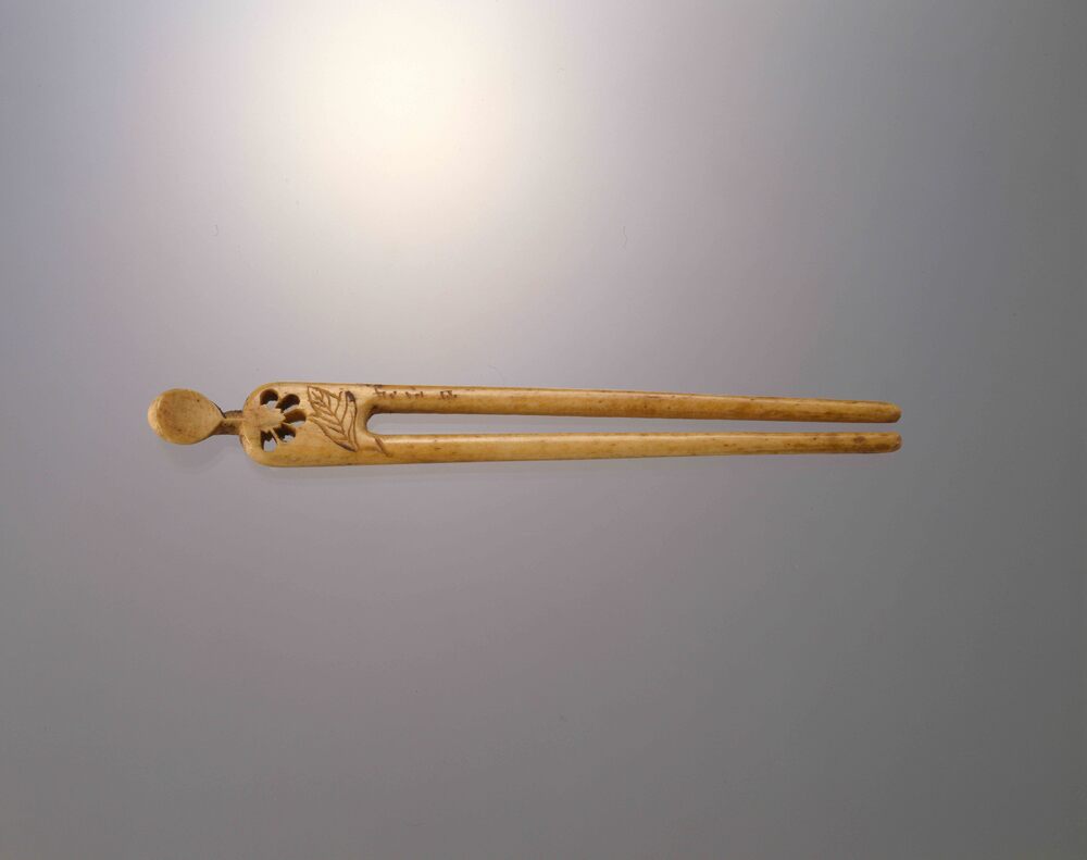 作品画像:鹿骨彫菊簪