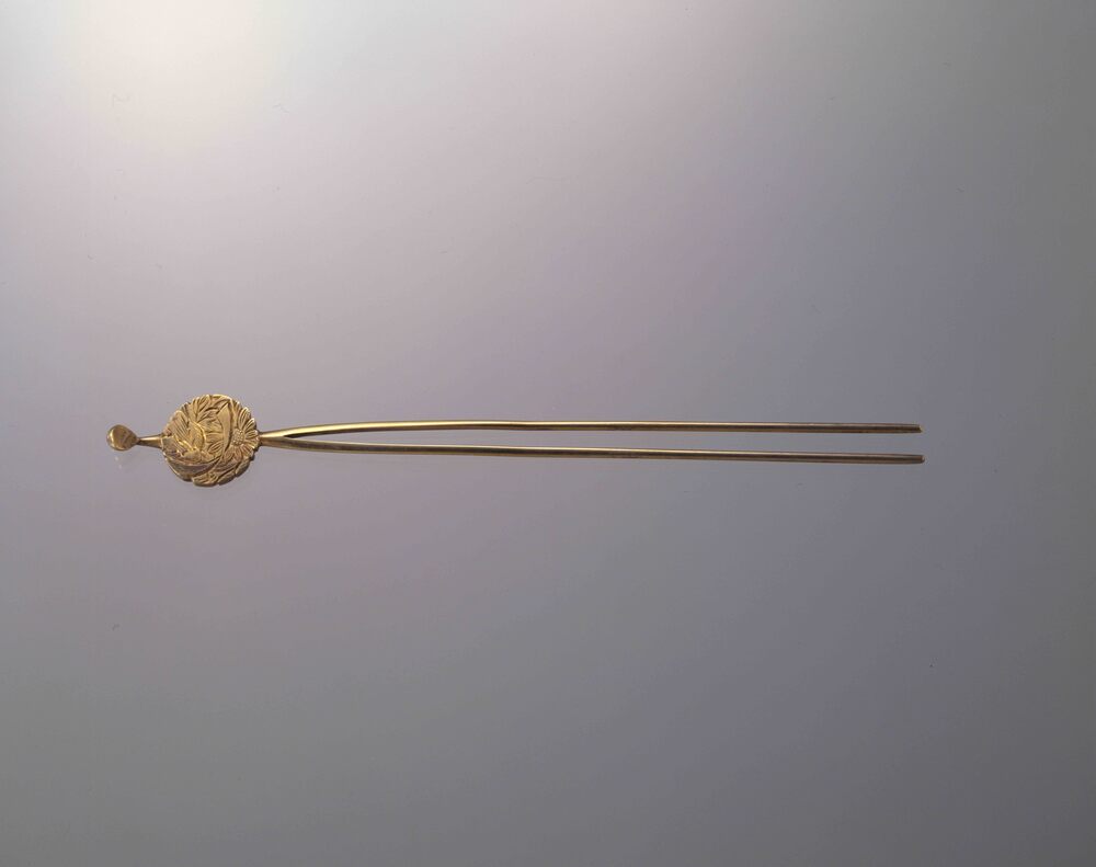 作品画像:真鍮菊彫平打簪