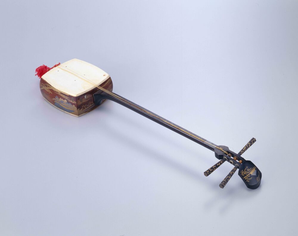 作品画像:近江八景唐草文蒔絵三味線雛道具