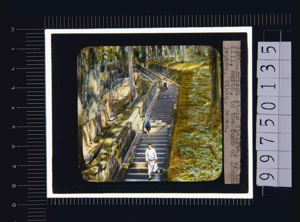 作品画像:日光 東照宮宝塔への参道(幻燈原板)