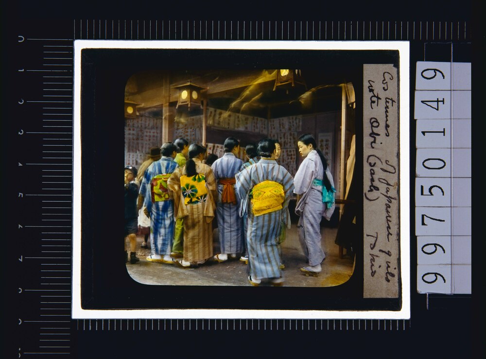 作品画像:東京 着物姿の女性達(幻燈原板)