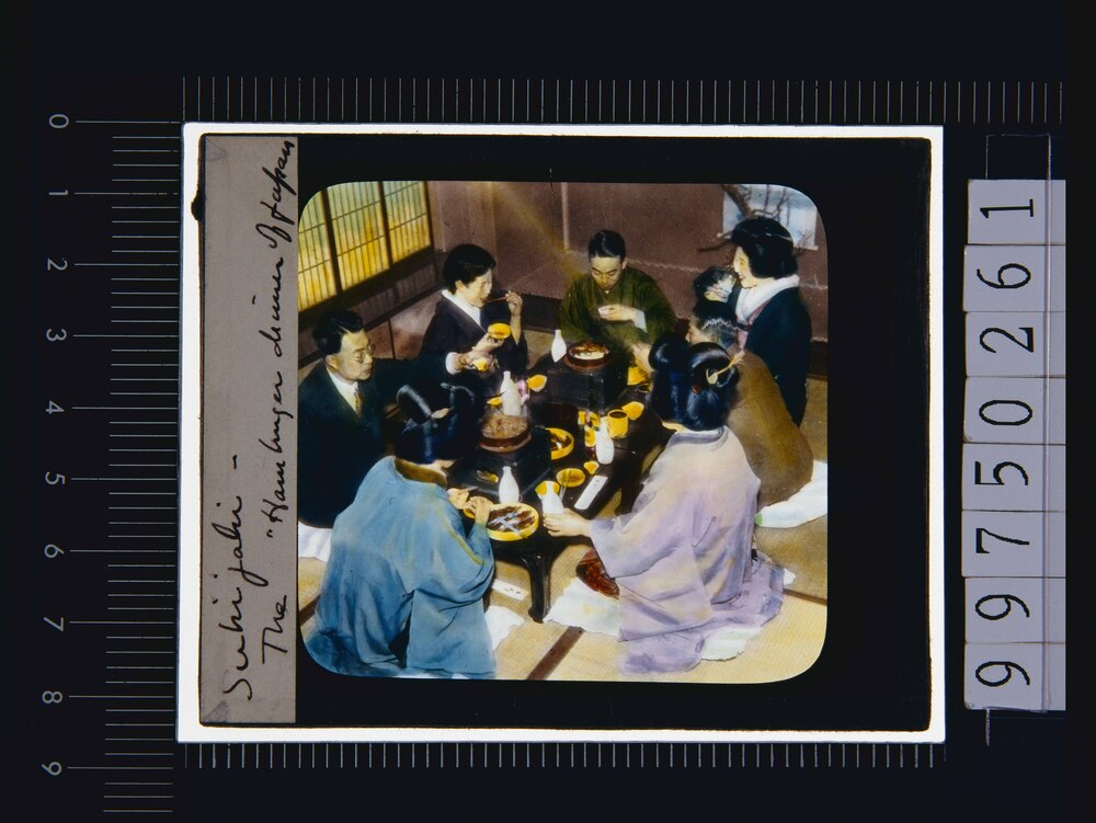 作品画像:すきやきを食べる人々(幻燈原板)