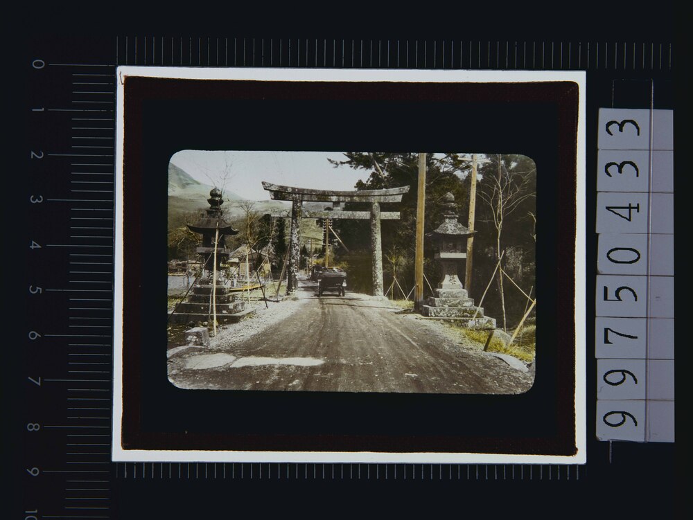 作品画像:神社(幻燈原板)