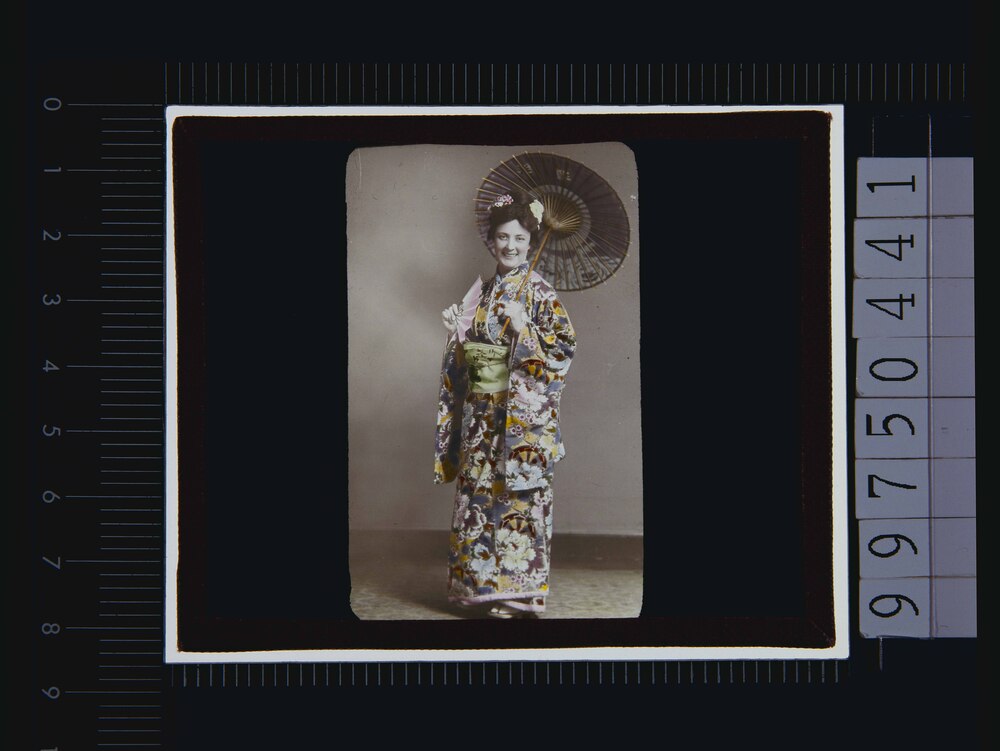 作品画像:着物姿の西洋人女性(幻燈原板)