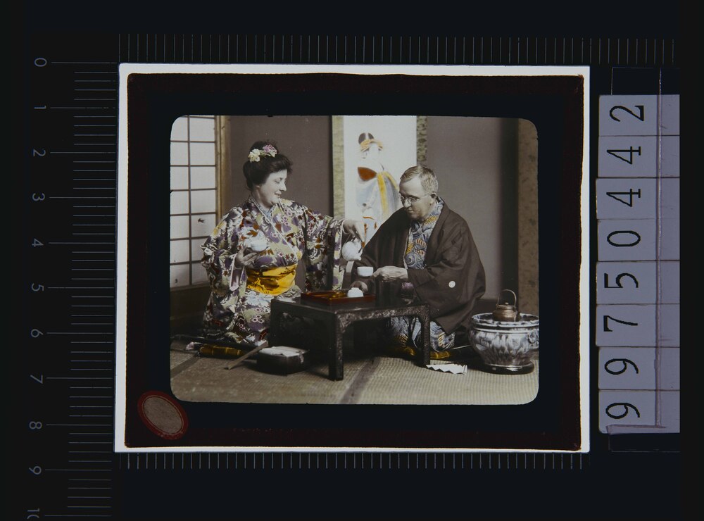 作品画像：着物姿でお茶を入れる西洋人男女(幻燈原板)
