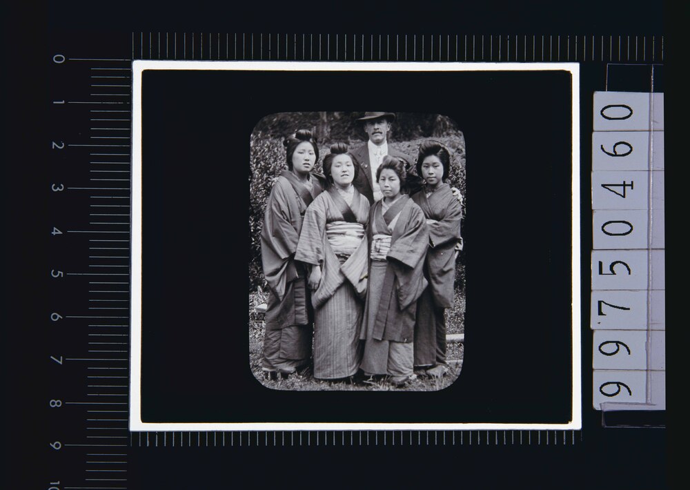 作品画像:女性達と西洋人男性(幻燈原板)