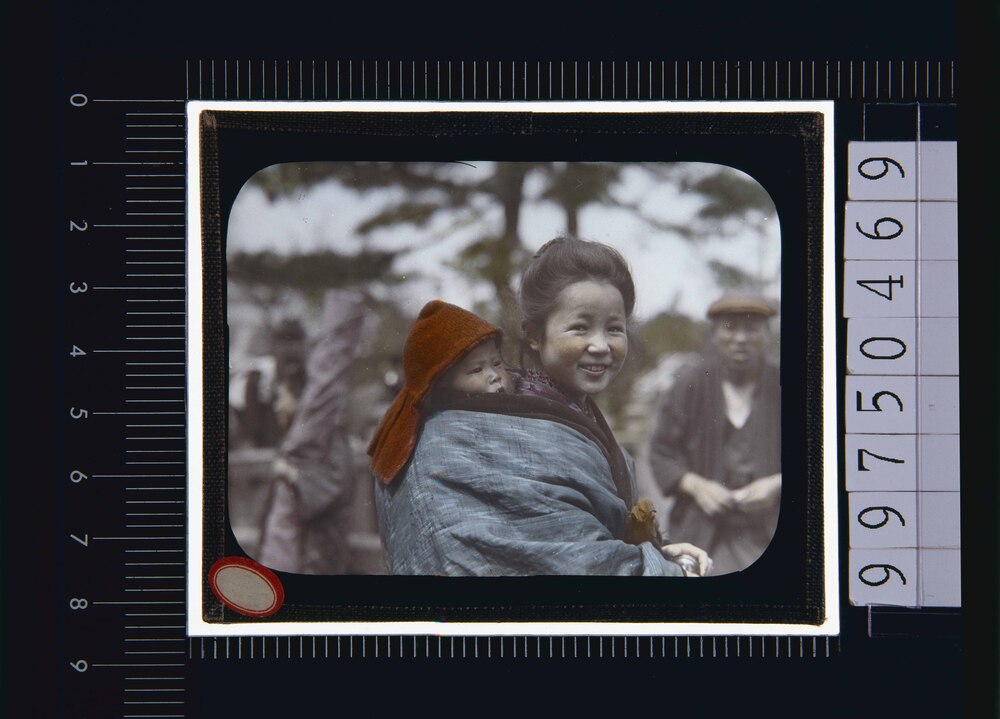 作品画像:赤ん坊をおぶった少女(幻燈原板)