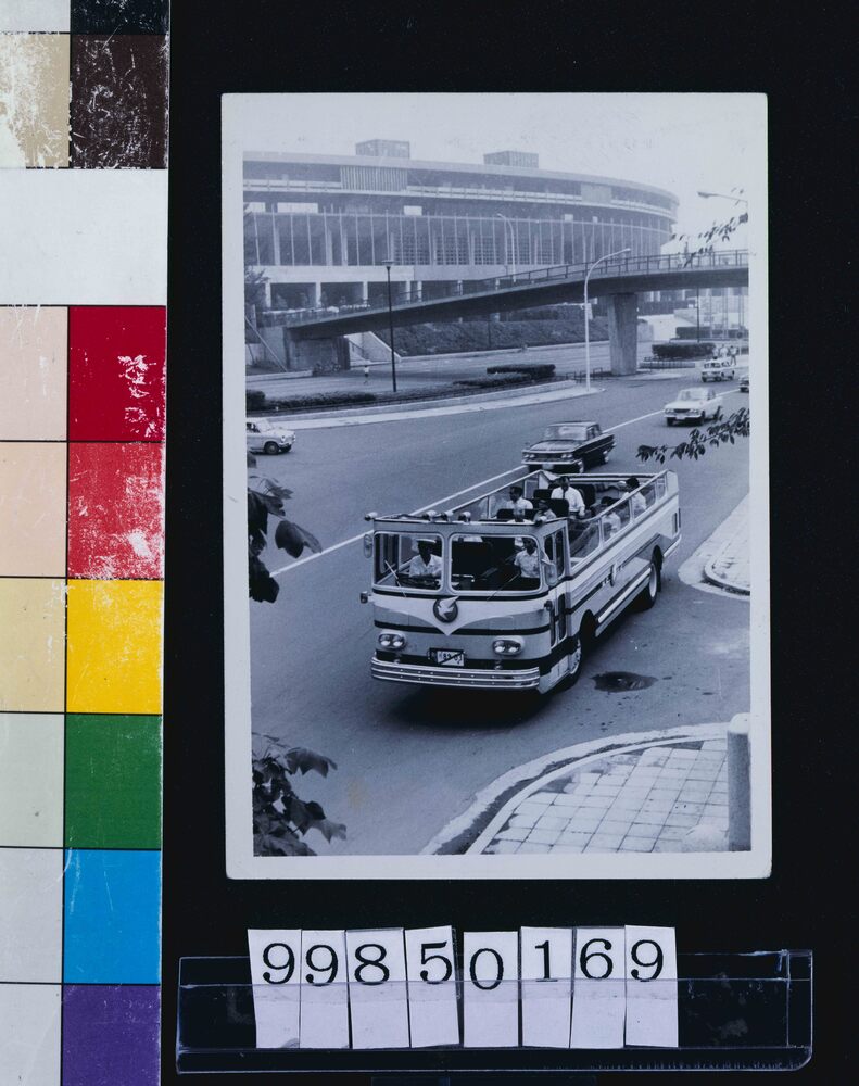 作品画像:はとバスオープンカー(国立競技場を背景に)
