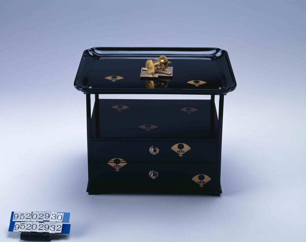 作品画像:黒漆五本骨の扇に月紋散金蒔絵紙台(秋田藩佐竹家旧蔵)
