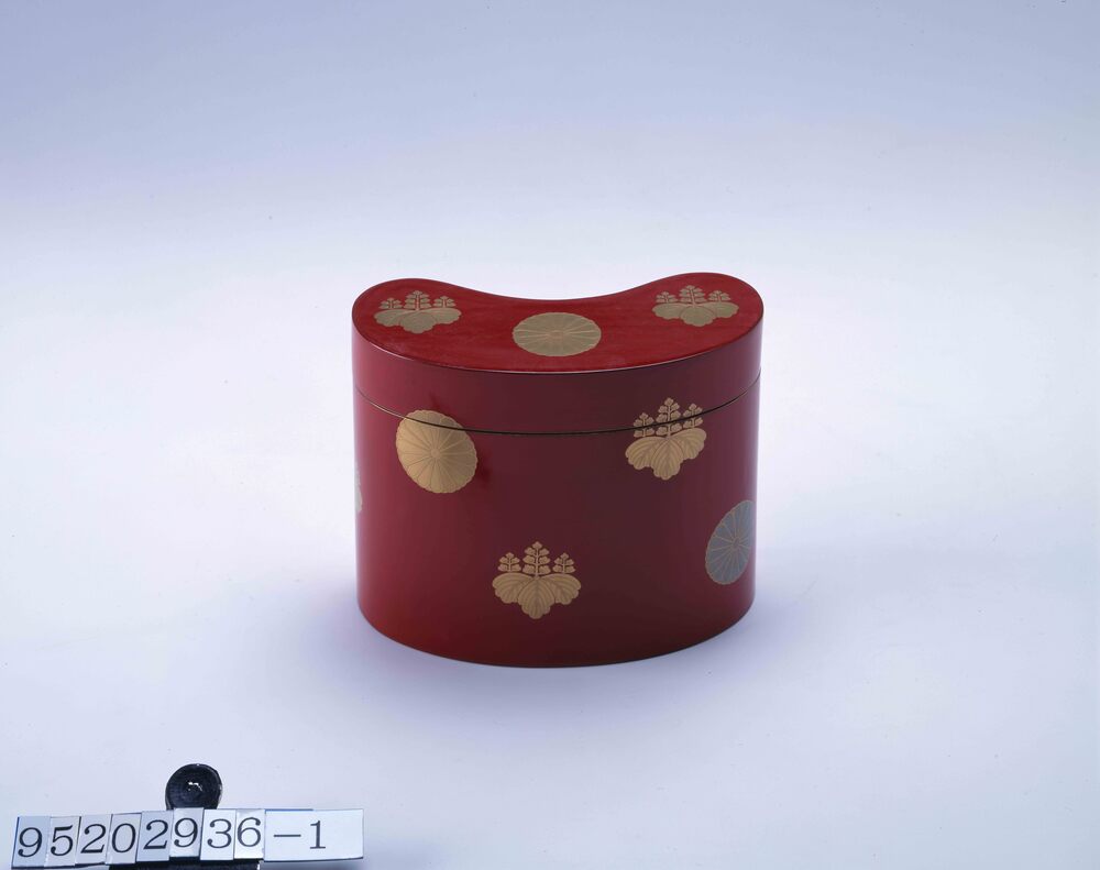 作品画像:朱漆桐菊紋散金蒔絵弁当箱(対馬藩宗家旧蔵)