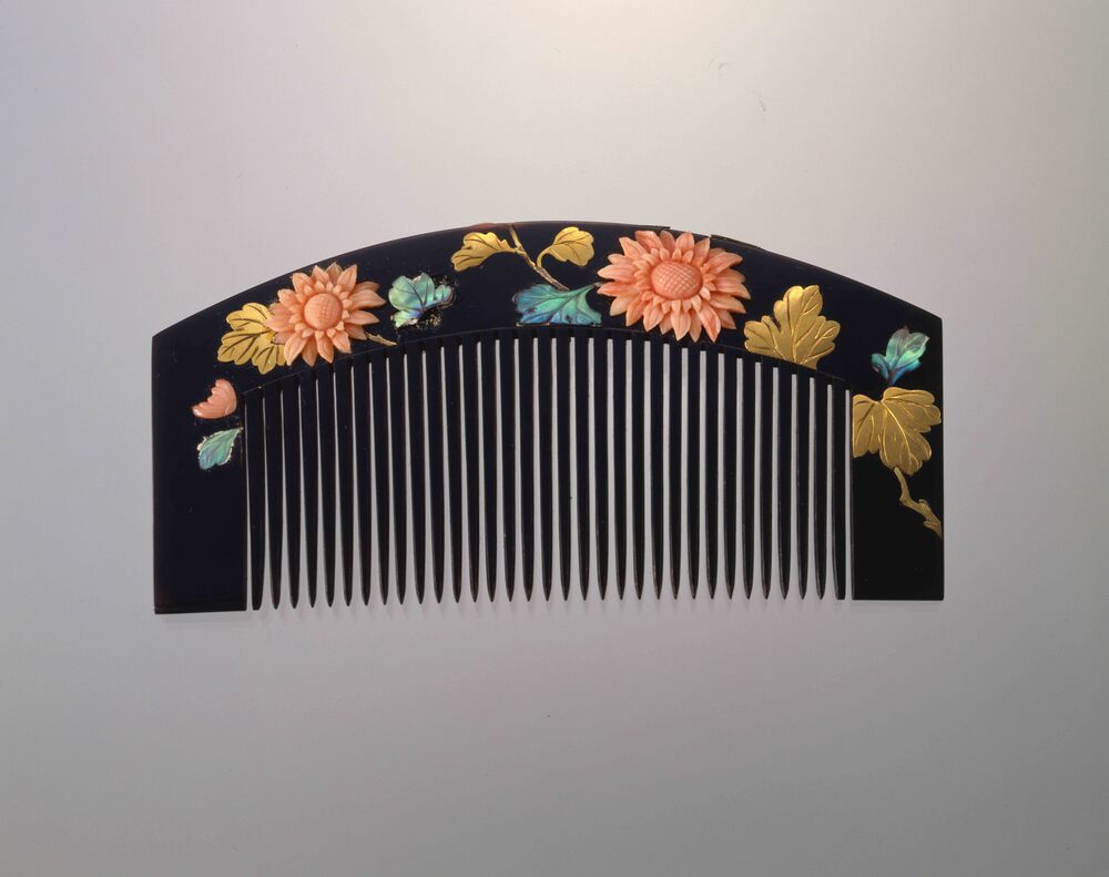 作品画像:鼈甲台珊瑚貝菊文螺鈿象篏櫛