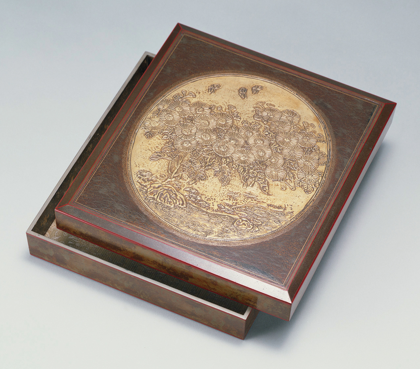アルマイト平脱文菊花色紙筥 | ToMuCo - Tokyo Museum Collection