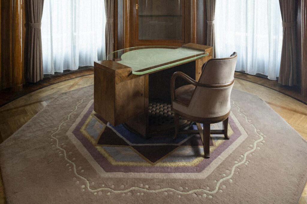 作品画像：机、肘掛け椅子、絨毯（書斎）