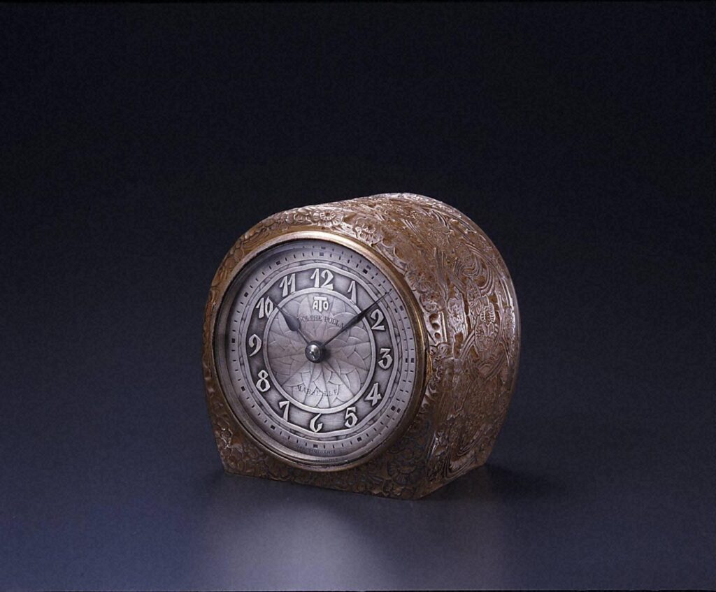 作品画像：電動式置時計《野バラ》