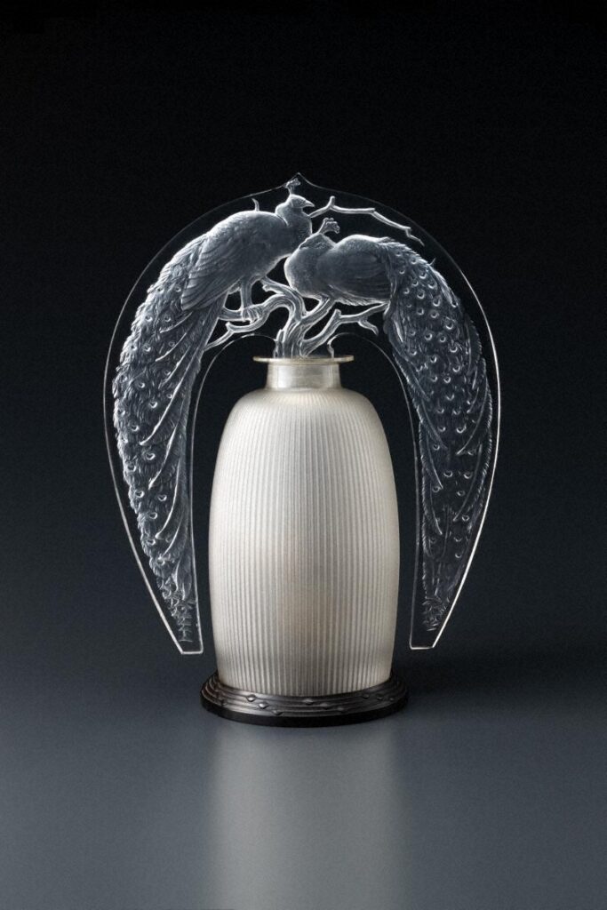 作品画像：常夜灯《二羽の孔雀》