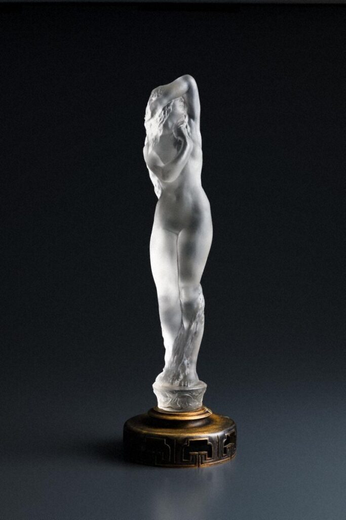 作品画像：立像《大きな裸婦、つた模様の台付》