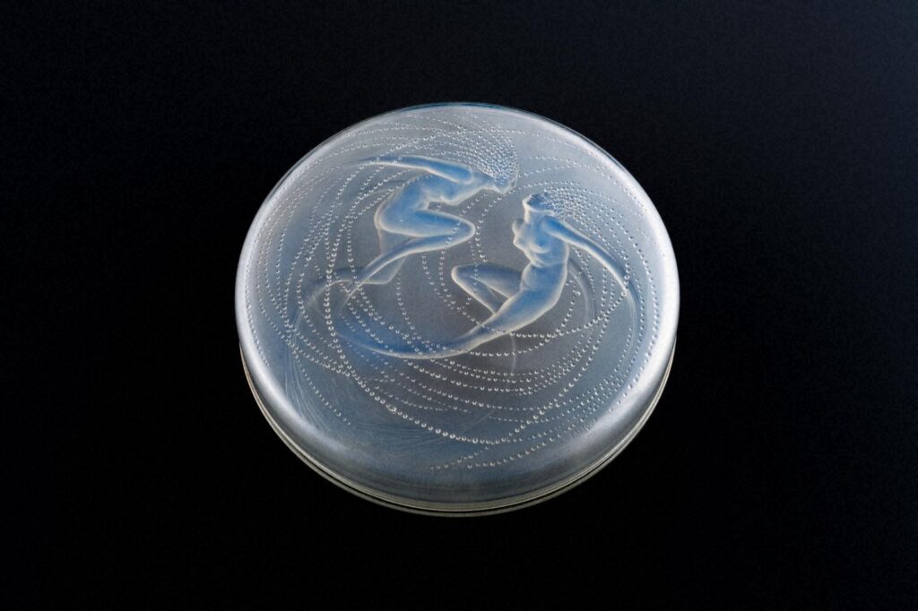 作品画像：円形大型蓋物《二人のシレーヌ》