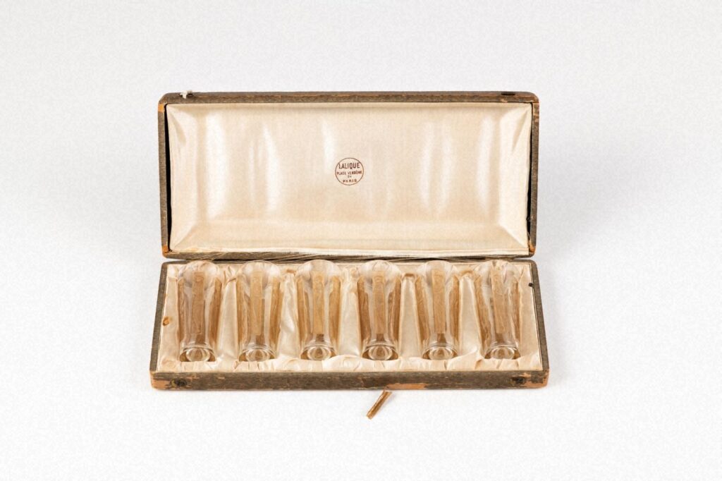 作品画像：グラス《六人の人物》