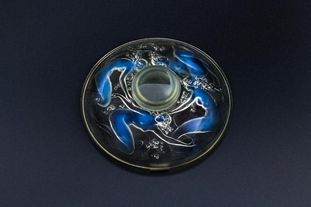 作品画像：円形インク壺《四人のシレーヌ》