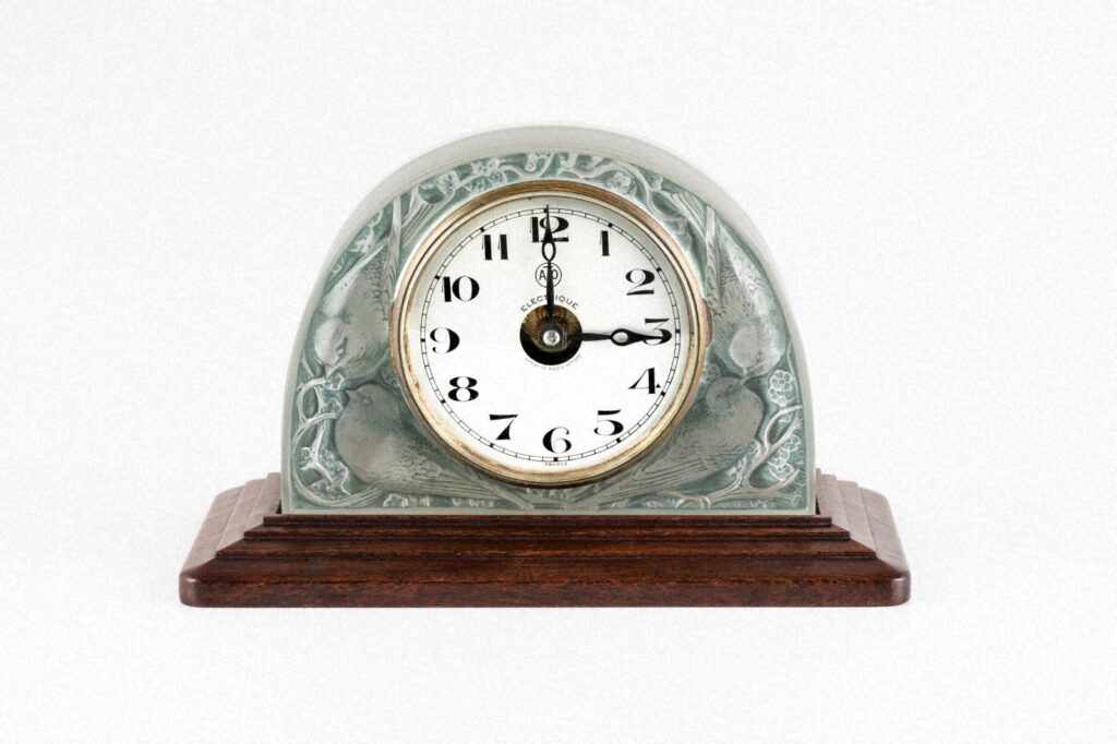 作品画像：電動式置時計《雀》