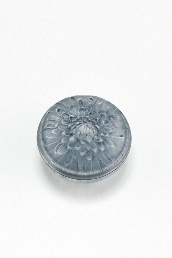 作品画像：円形蓋物《菊》