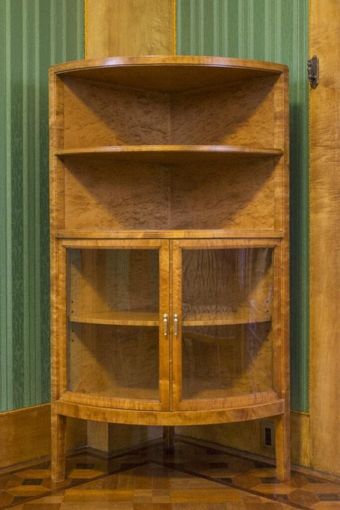 作品画像：三角飾棚（第一応接室）