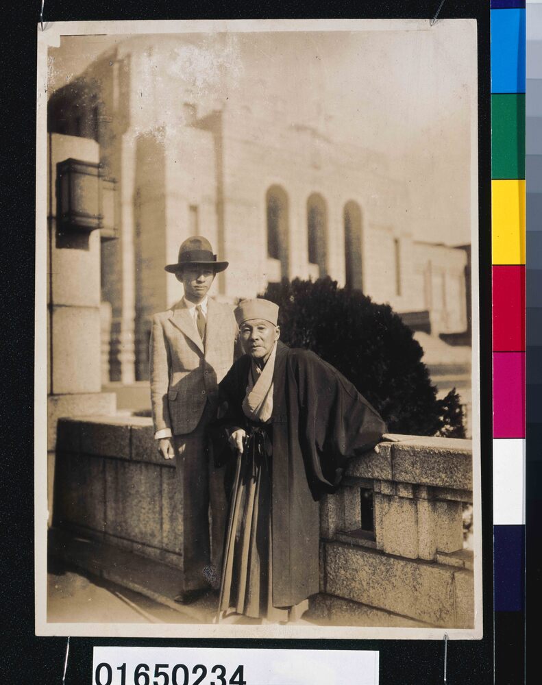 作品画像：川村清雄・清衛父子(聖徳記念絵画館前で)