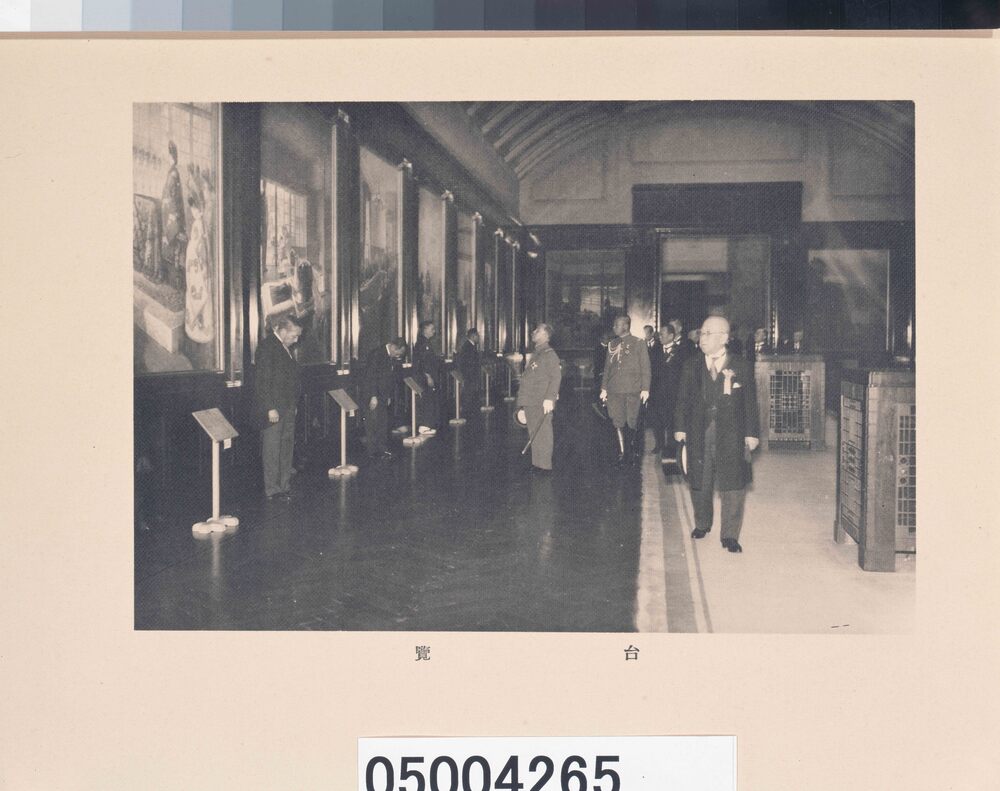 作品画像：『明治神宮外苑聖徳記念絵画館 壁画完成記念式写真帖』