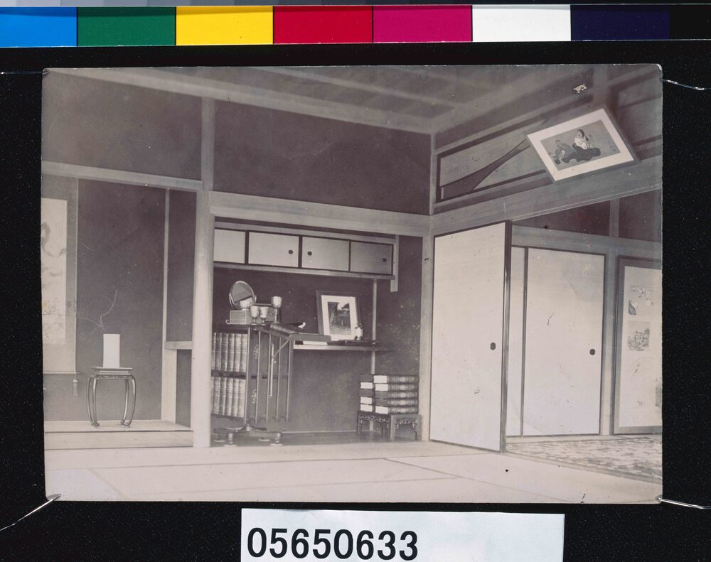 作品画像：[川村清雄の作品が飾られた室内]