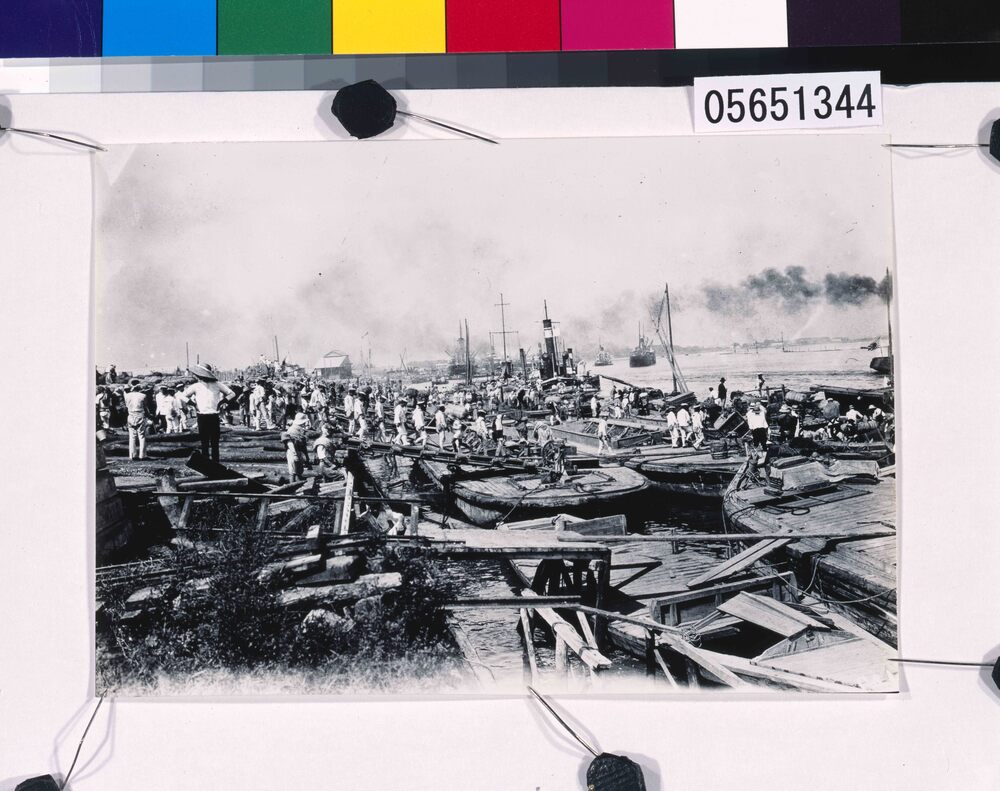 作品画像：関東大震災写真 芝浦に食料品を陸上げする海軍