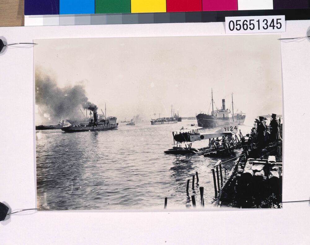 関東大震災写真 救護品を載せ芝浦に入港する海軍艦船