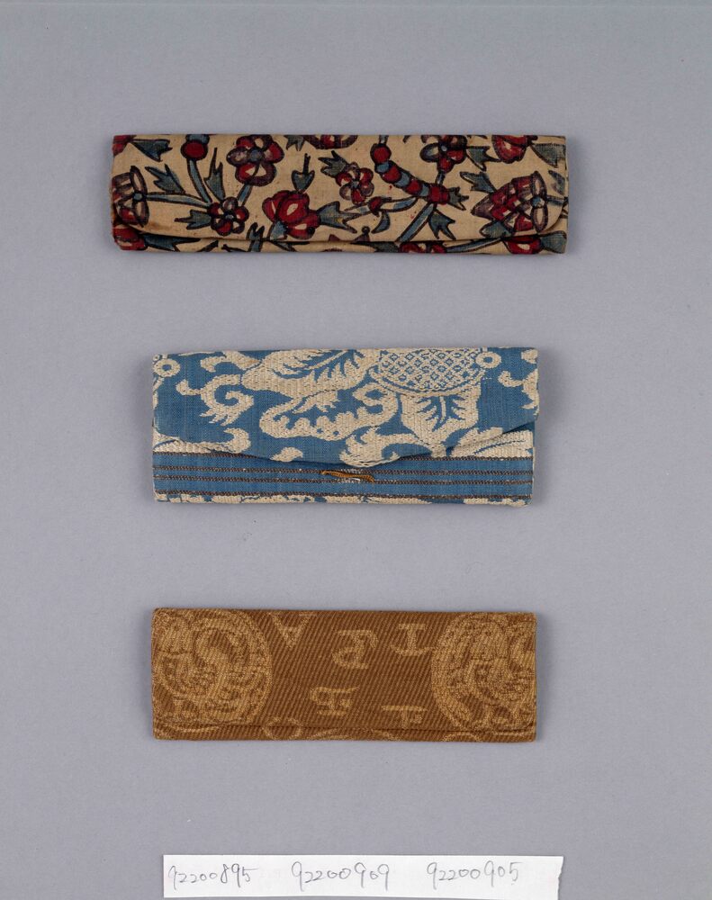 作品画像：アルファベット鶏文櫛袋