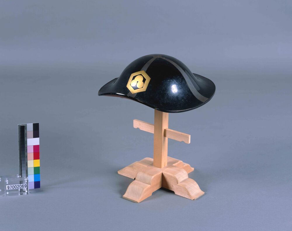 作品画像：亀甲に州浜紋 蒔絵陣笠