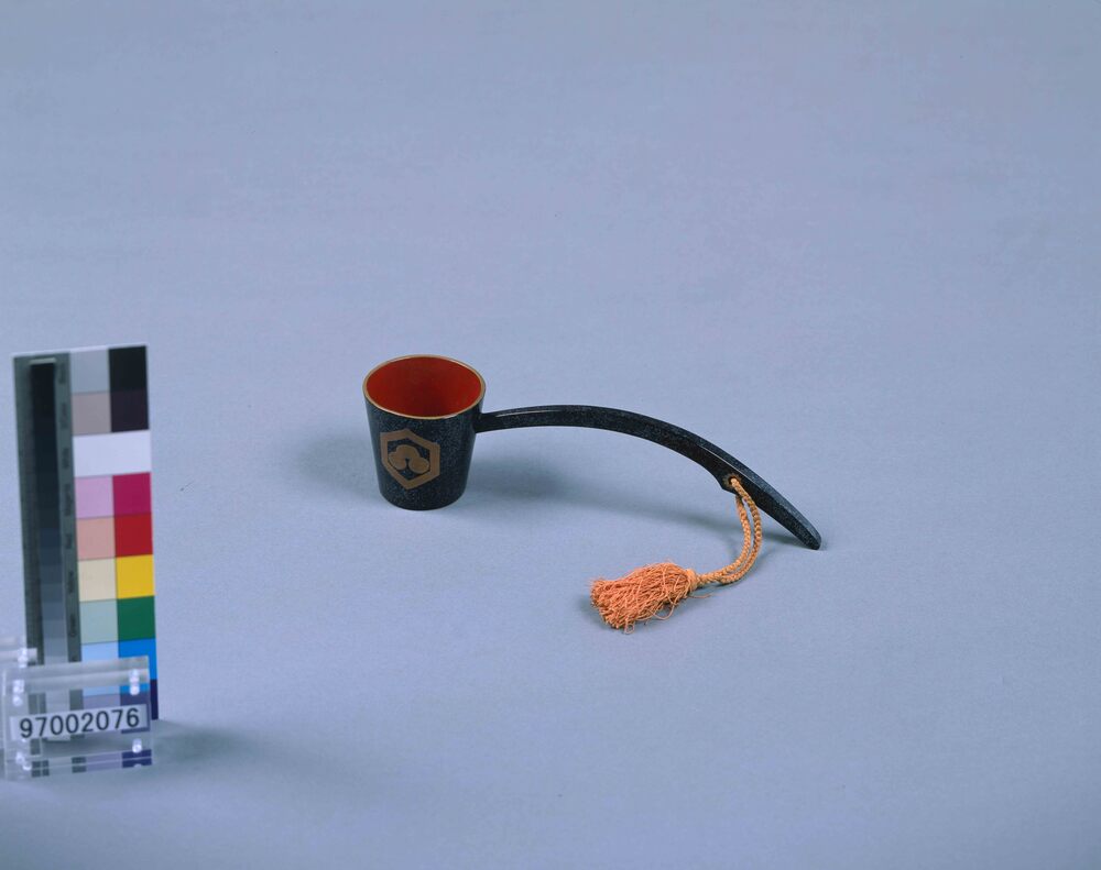 作品画像：亀甲に州浜紋 蒔絵水呑馬柄杓