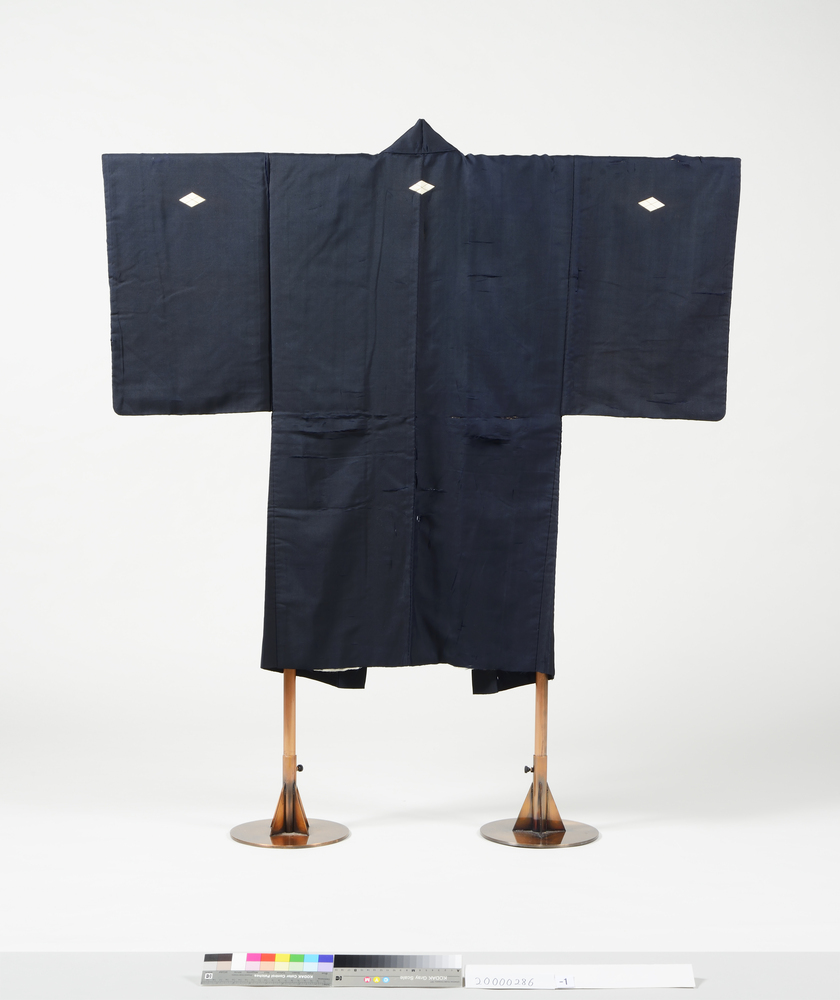 黒羽織　四つ割菱紋付［裏：海老茶地向い鳥菱文様］