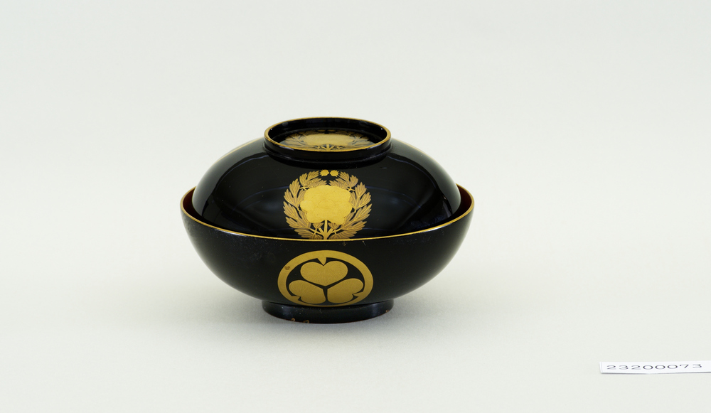 黒塗葵牡丹紋散金蒔絵飲食器