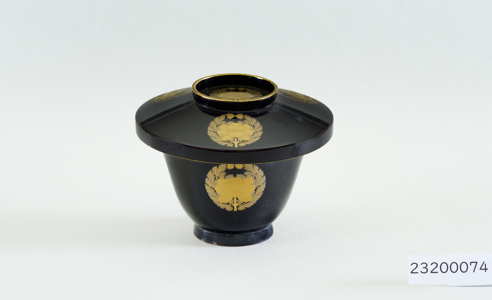 黒塗牡丹紋散金蒔絵飲食器