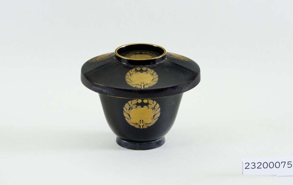 黒塗牡丹紋散金蒔絵飲食器