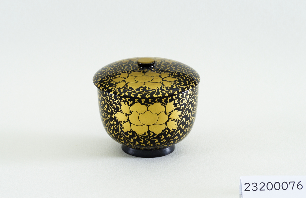 黒塗牡丹唐草紋散金蒔絵飲食器