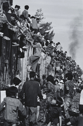 作品画像：列車に乗る群衆