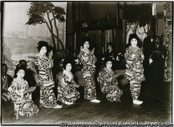 作品画像：華やかに踊りで“ハァリャサーサッサー”の手拍子に乗せて、お客たちを喜ばせる