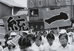 作品画像：休戦反対デモ
