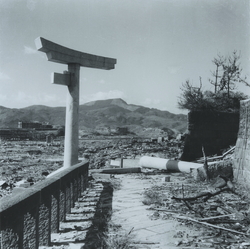 作品画像：山王神社の片足鳥居