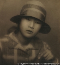 作品画像：(帽子をかぶる婦人像)
