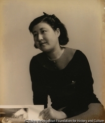 作品画像：(雑誌を持つ女性像)